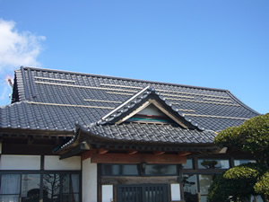 実家の屋根はまだ修理中